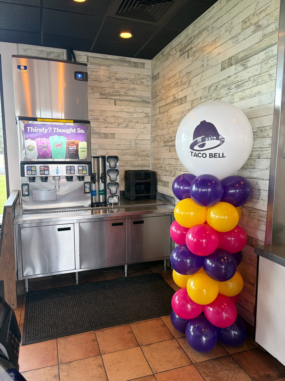 Traditional balloon column with a Taco Bell logo topper